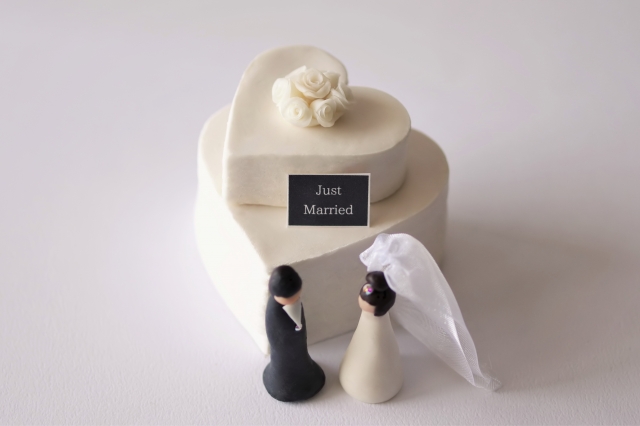 ウエディングケーキと人形